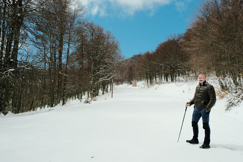人们享受大自然。雪徒步旅行