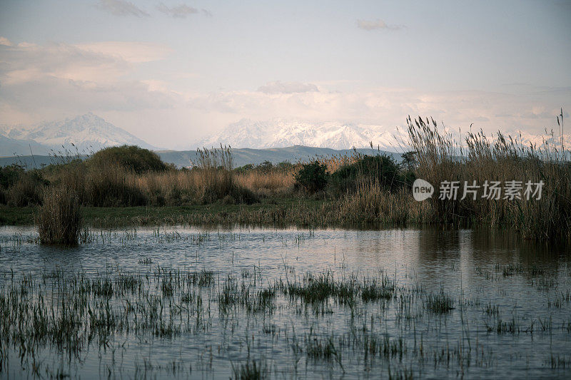 以山脊和云景为背景的盐湖海滩