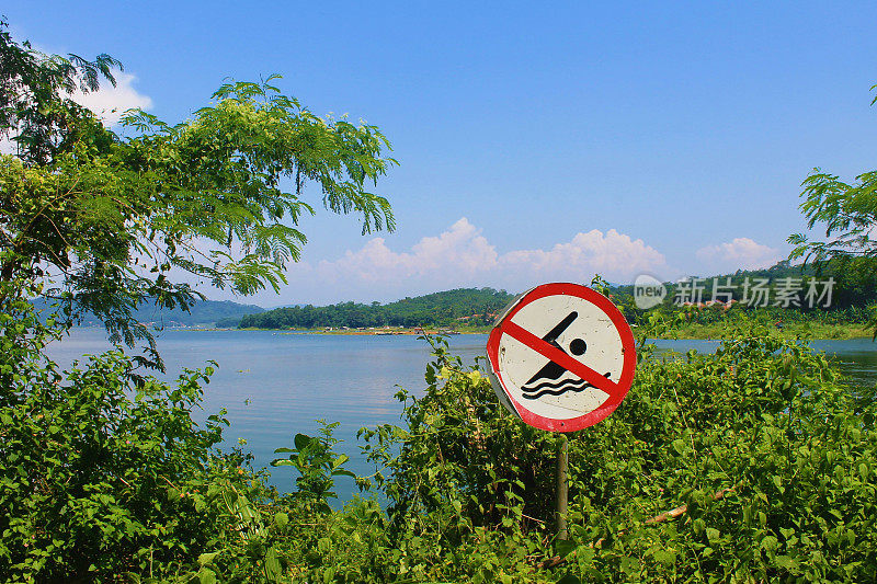 指示牌禁止在湖区游泳