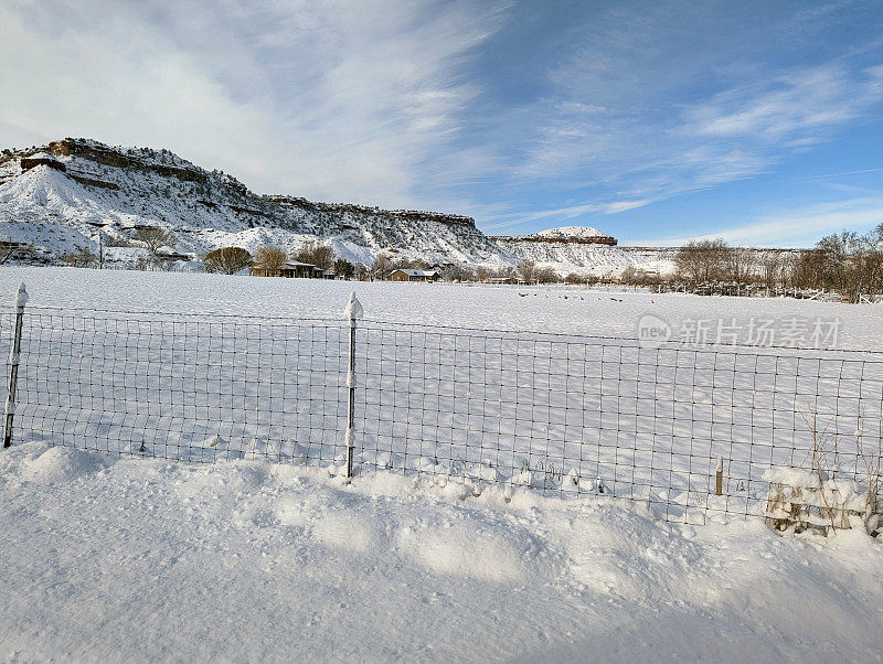 2023年2月一场大雪后，维尔京河谷的苜蓿田被雪覆盖，背景是南梅萨