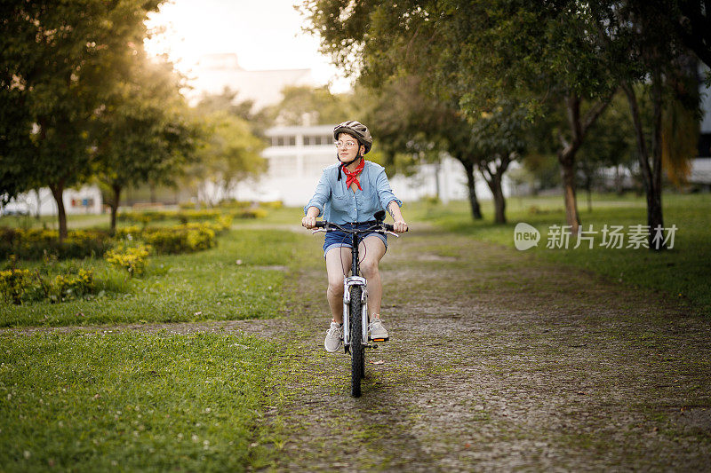 骑自行车的妇女