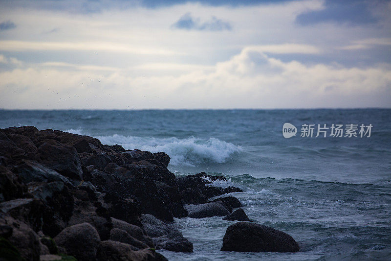 海浪拍打着码头