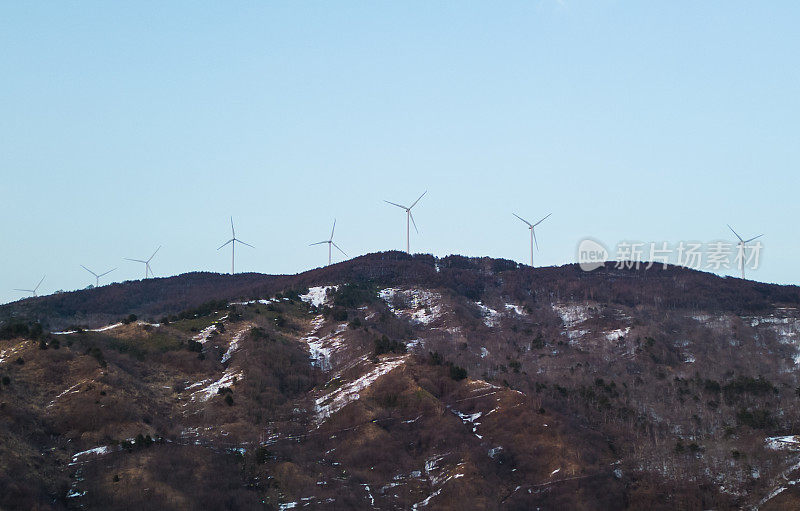 日本北部的一座山顶风力发电场