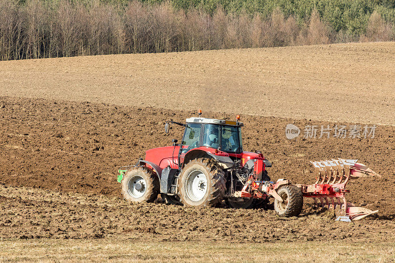 拖拉机犁地。在捷克共和国的农场做春工。农业景观。播种:播种谷物的准备工作