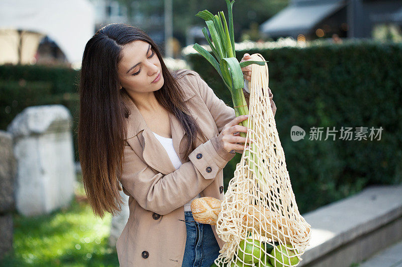 年轻女人在买东西