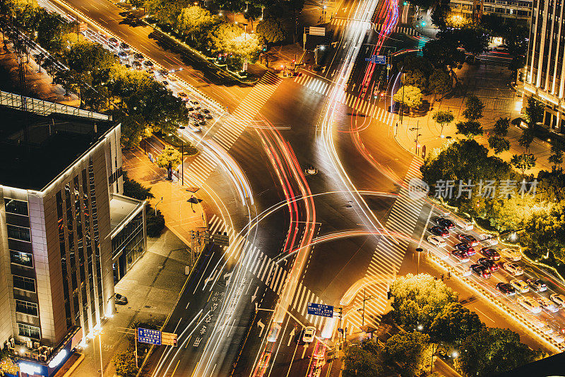 鸟瞰夜城十字路口交通繁忙，现代都市夜景