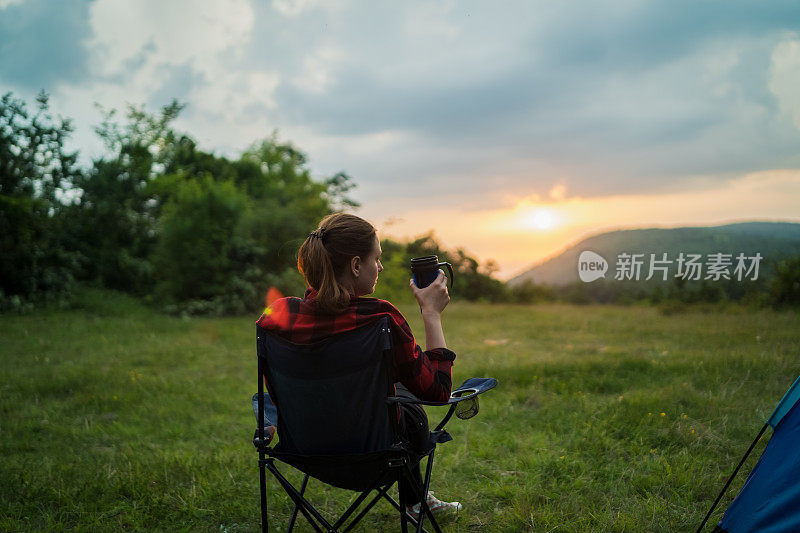 美丽的女人放松露营之旅