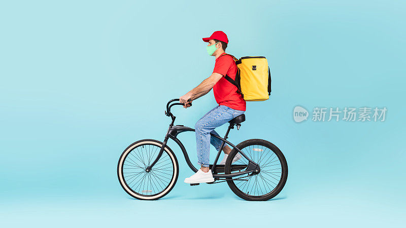 带着黄色背包的人骑着自行车送食物，蓝色背景