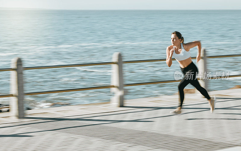 女性，健身和沙滩跑步的模型，锻炼，锻炼或有氧运动。活跃的女性跑步者在开普敦的海岸进行快速跑步，冲刺或比赛，以进行健康锻炼