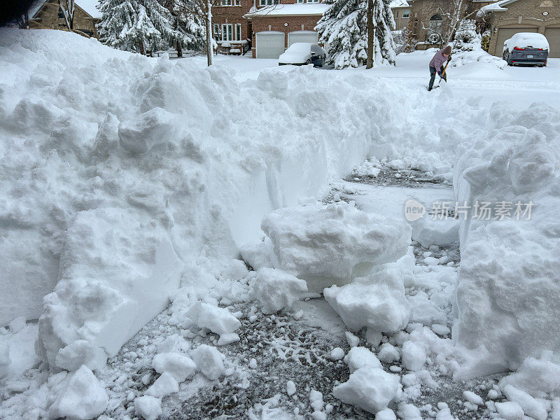 住宅小区的冬季视图和清除车道上的积雪，伍德布里奇，加拿大