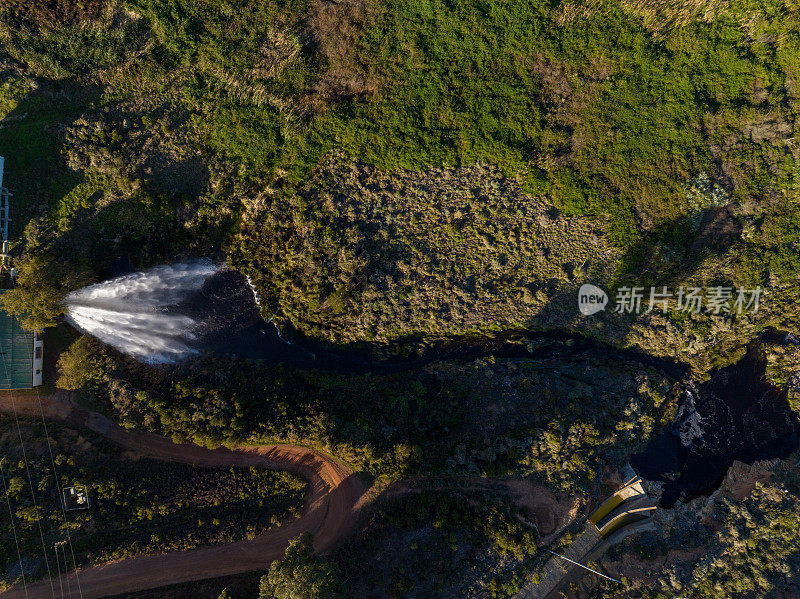 在西开普省，大量的水从大坝的水闸喷出来