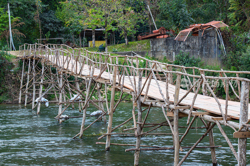 乡村风光与南松河大桥在老挝的旺荣