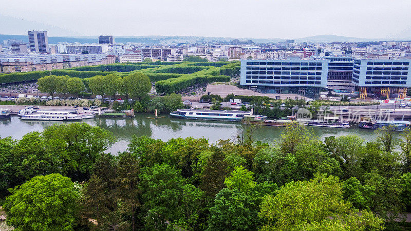 左边是布洛涅的新墓地，塞纳河和巴黎全景的一些建筑