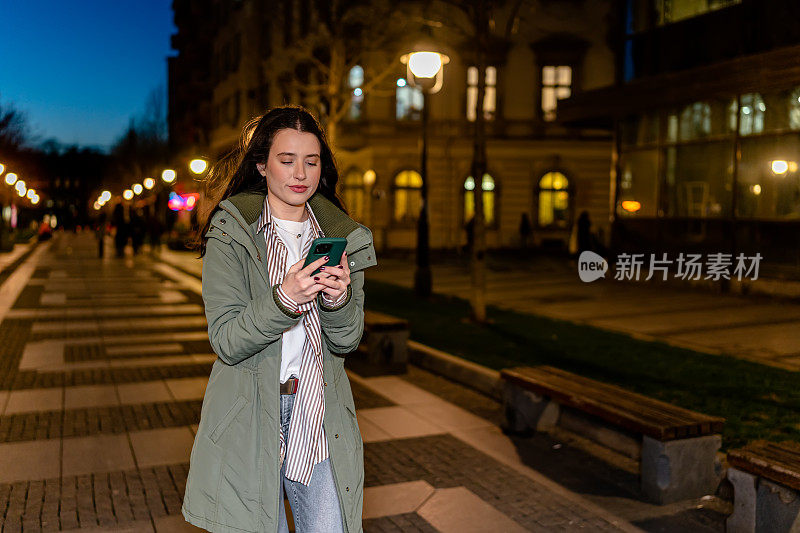 年轻女子一直与手机保持联系