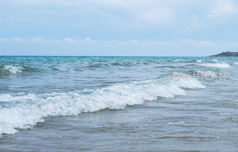 地中海的波浪在海滩上翻滚。阿利坎特圣胡安海滩