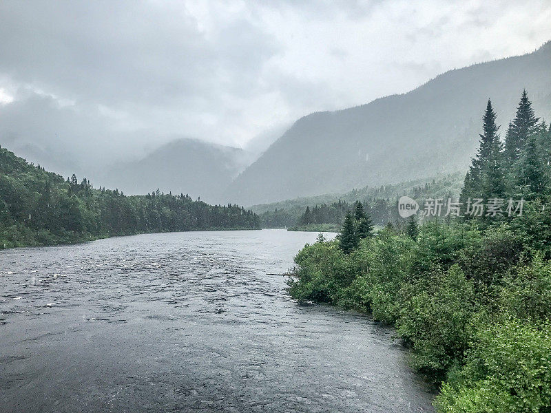 暴雨前的雅克·卡蒂埃河