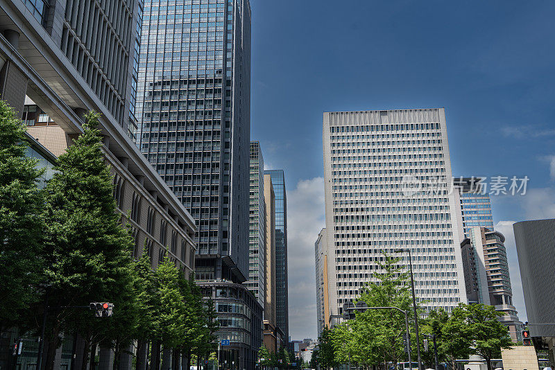 东京丸之内的高层建筑之间的道路