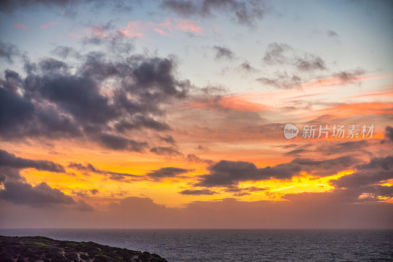 夕阳在大海的背景