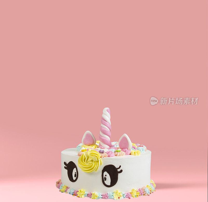 粉红色背景的独角兽蛋糕。