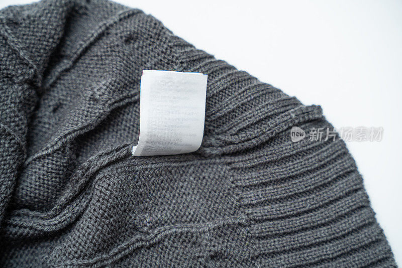 服装标签闭合，针织毛衣内缝上的空白服装标签