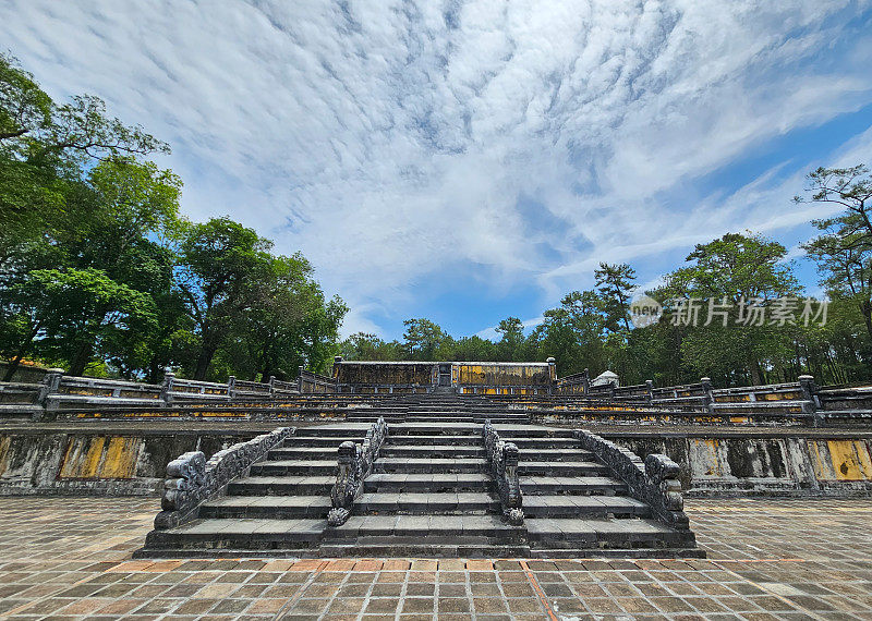 王家龙墓，一个独特的建筑作品，阮王朝，顺化顺化省