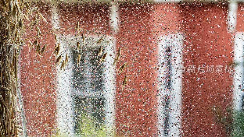 雨水从房子的窗户滴下来