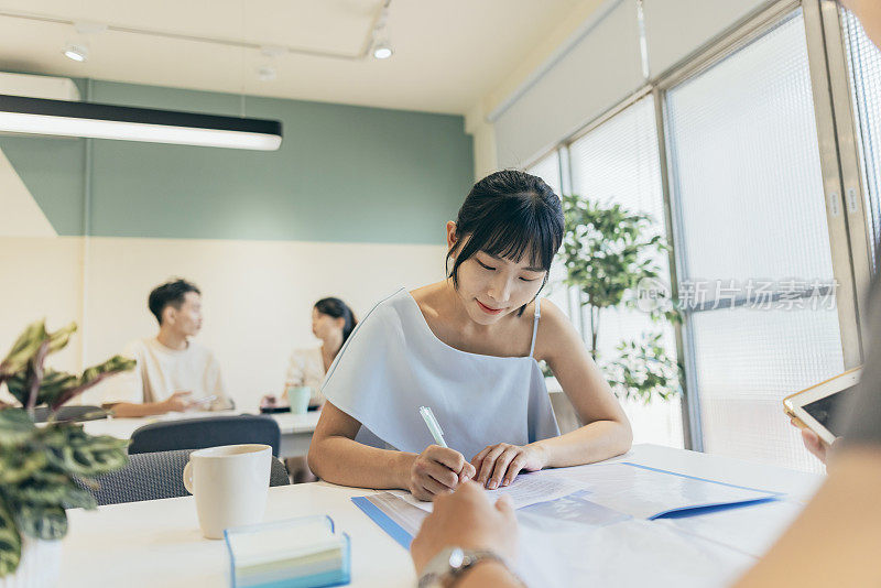 教室里充满了智力的活力，因为学生们积极参与思想交流，提出问题，并提供深思熟虑的回答。