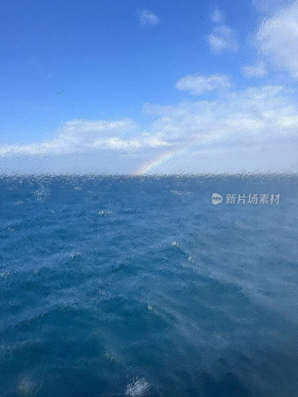 直布罗陀海峡，浪花溅在渡船的窗户上