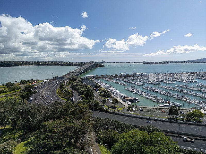 新西兰奥克兰的韦斯特海文码头和海港大桥