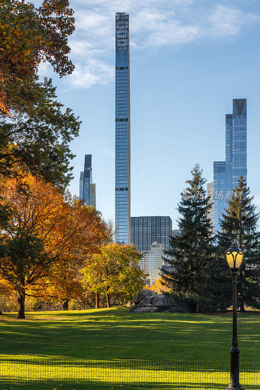 中央公园的秋叶和亿万富翁排的超高层摩天大楼。纽约曼哈顿中城