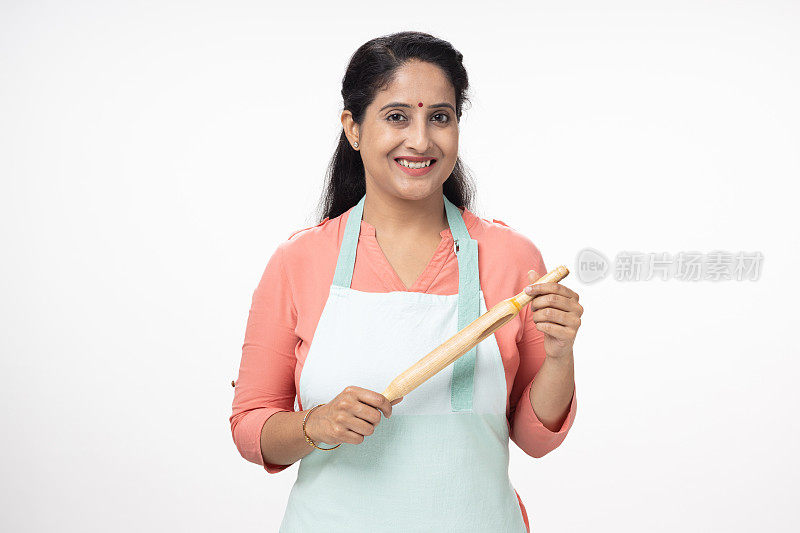 印度女厨师与围裙隔离在白色背景股票照片