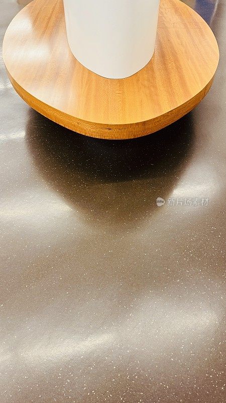 棕色圆木凳