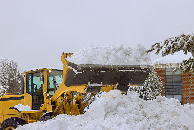大雪过后，铲雪车从停车场铲雪