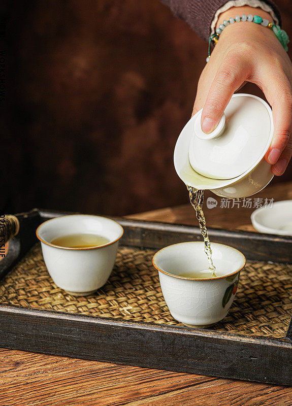 在家里泡茶，一边放松一边享用。美丽的茶画