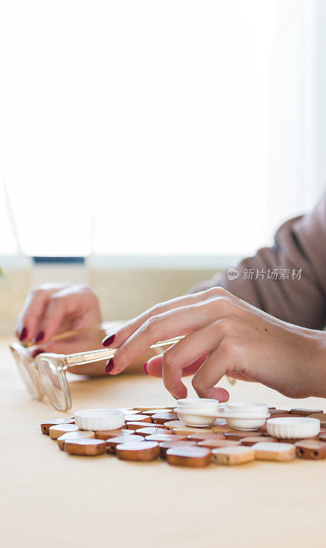 一位女士正在用隐形眼镜替换她的眼镜