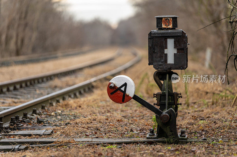 乡村的老式铁路转向器上有一个点状指示器