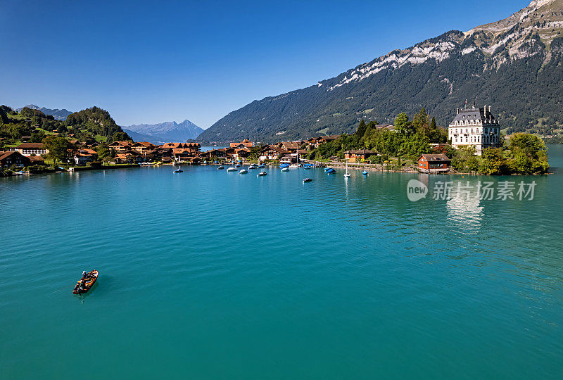 瑞士布里恩茨湖上风景如画的渔村Iseltwald鸟瞰图。