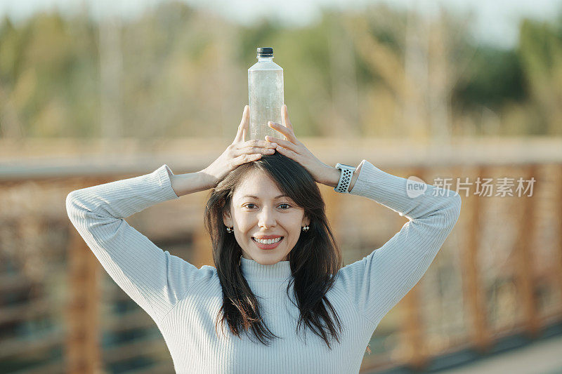 拉丁美女手里拿着PET瓶