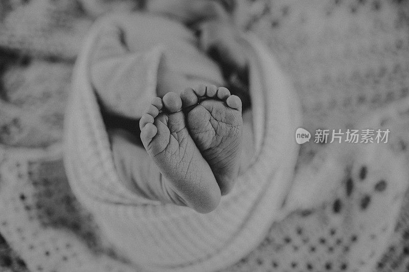 新生婴儿的脚趾有皱纹