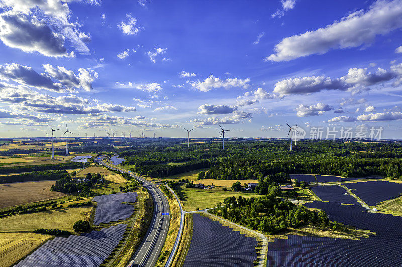 高速公路立交附近的太阳能农场和风力涡轮机(空中)