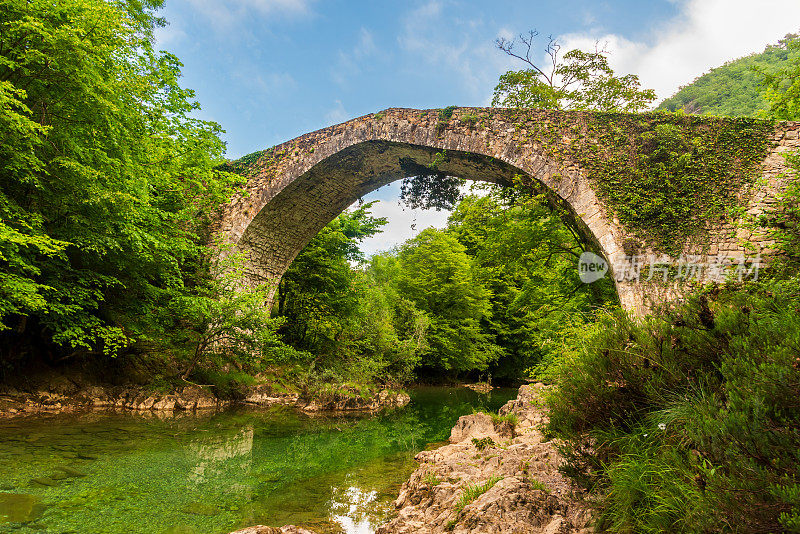 多布拉河上的老桥，建于中世纪，位于阿斯图里亚斯的坎加斯德奥尼斯市和阿米瓦市之间，是一条古罗马道路的遗迹。