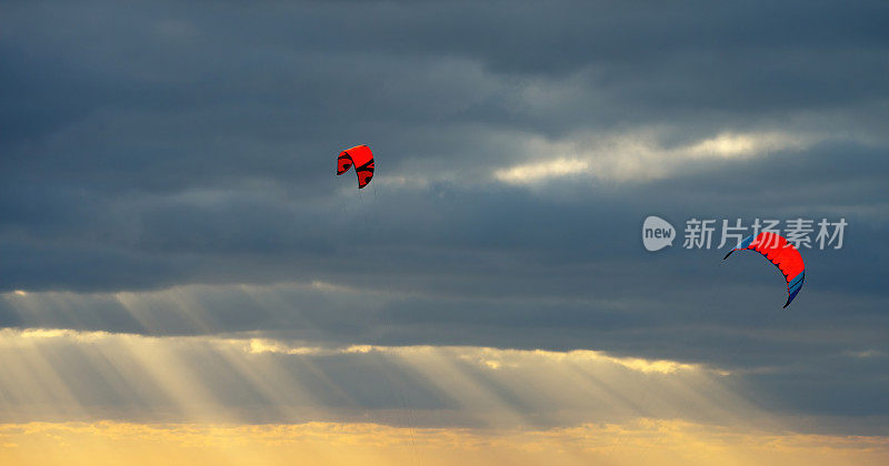 冬天飞行中的风筝冲浪。日落的天空。有选择性的清晰度。