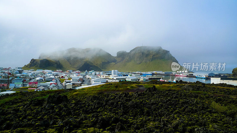 冰岛海岸外的Vestmannaeyjabær小镇是一个沉睡的小镇，它生活在两座火山的阴影下，1973年，一座熔岩场曾威胁到这座小镇