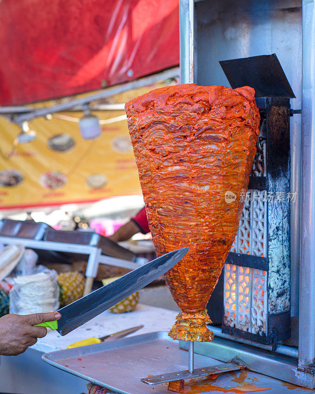 玉米饼里的肉都是牧师做的。墨西哥街头小吃。腌肉都是牧师的。