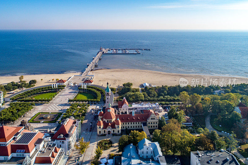 波兰的索波特度假胜地，有SPA，码头，海滩和老灯塔，鸟瞰图
