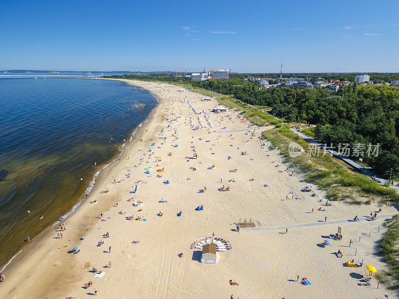 夏日波兰，斯威努耶斯耶市的海滩鸟瞰图