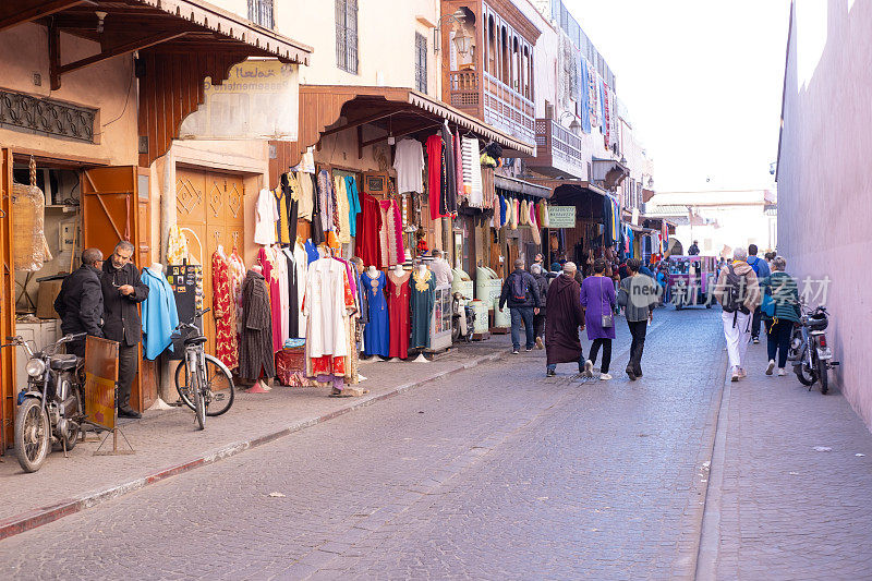 1月7日，在摩洛哥马拉喀什，当地人穿梭在迷宫般的小巷中，身着五颜六色的服装，谈笑风月，描绘出非洲城市生活的真实场景