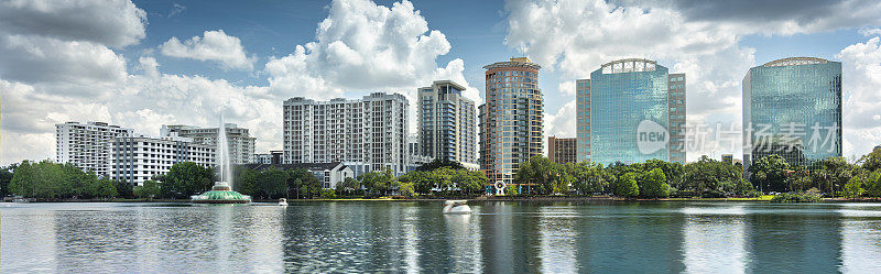 佛罗里达州奥兰多市上空伊奥拉湖公园的市区全景