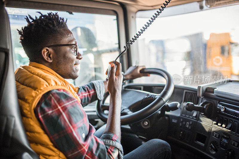 黑人男性卡车司机通过民用无线电交谈
