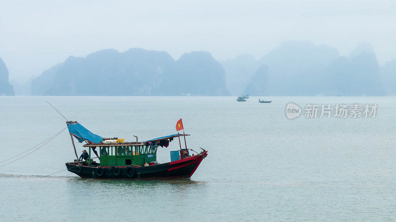 传统的越南渔船在hhtong湾